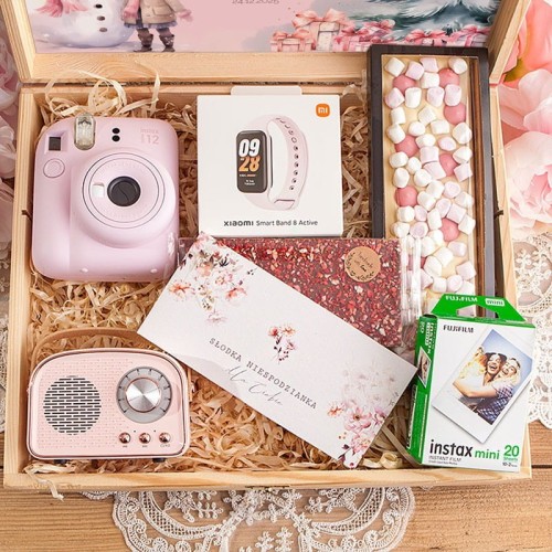 prezent-swiateczny-dla-dziewczynki-w-skrzyni-z-podpisem-instax-mini-12-smartwatch-i-glosnik-bezprzewodowy-lux (1).jpg