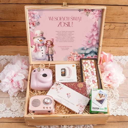 prezent-swiateczny-dla-dziewczynki-w-skrzyni-z-podpisem-instax-mini-12-smartwatch-i-glosnik-bezprzewodowy-lux (5).jpg