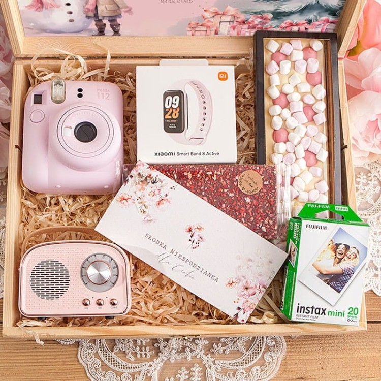 prezent-swiateczny-dla-dziewczynki-w-skrzyni-z-podpisem-instax-mini-12-smartwatch-i-glosnik-bezprzewodowy-lux (6).jpg