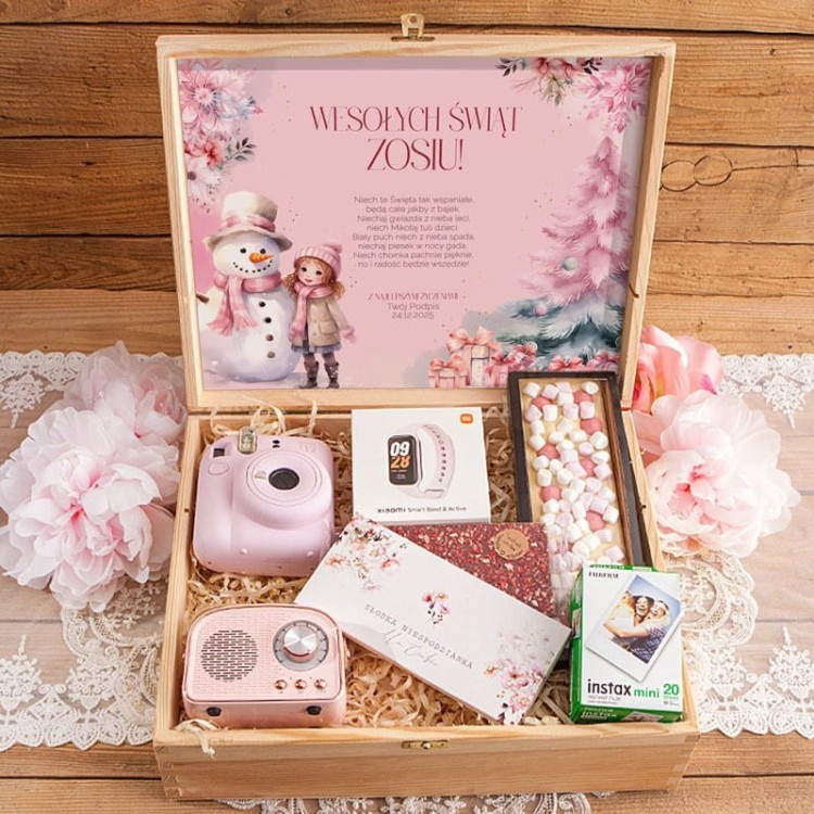 prezent-swiateczny-dla-dziewczynki-w-skrzyni-z-podpisem-instax-mini-12-smartwatch-i-glosnik-bezprzewodowy-lux.jpg