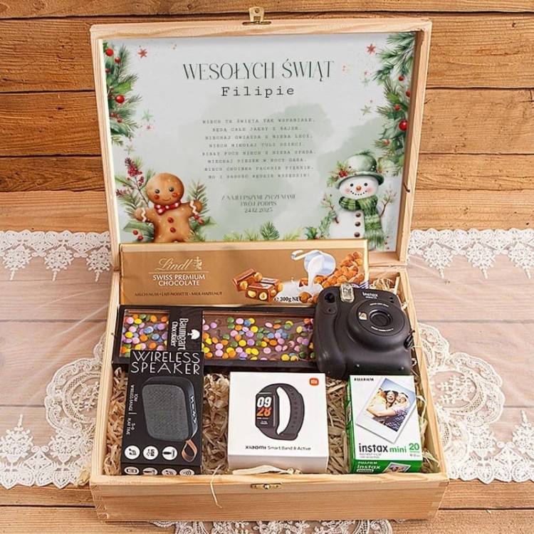 prezent-swiateczny-dla-chlopca-w-skrzyni-z-podpisem-instax-mini-11-smartwatch-i-glosnik-bezprzewodowy-lux.jpg