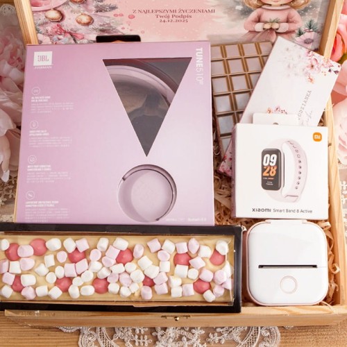 prezent-swiateczny-dla-dziewczynki-w-skrzyni-z-podpisem-sluchawki-jbl-i-smartwatch-lux (1).jpg