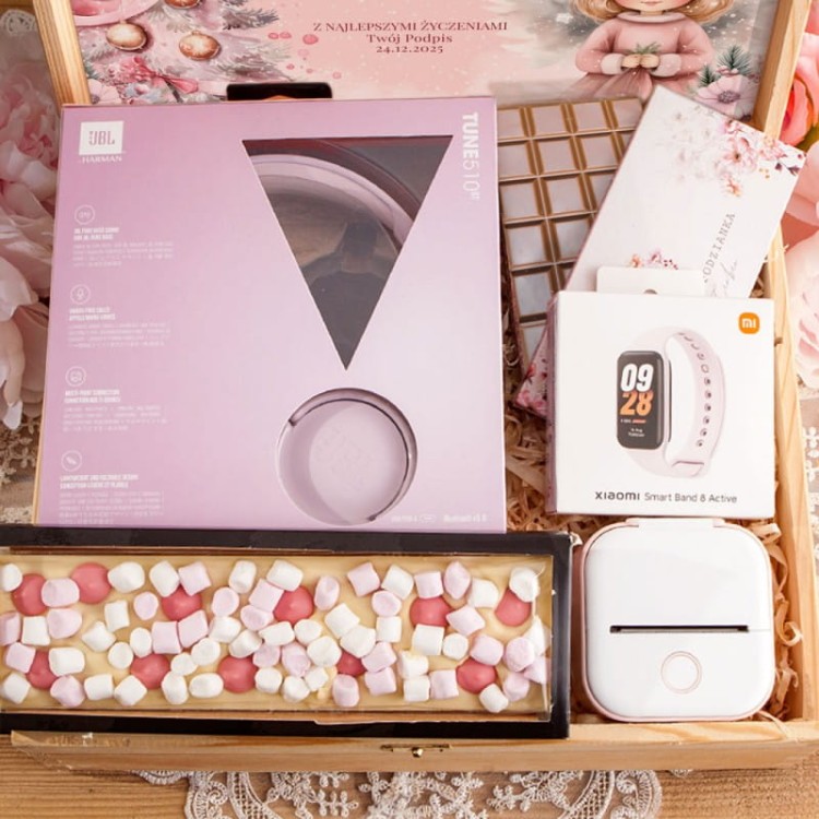 prezent-swiateczny-dla-dziewczynki-w-skrzyni-z-podpisem-sluchawki-jbl-i-smartwatch-lux (1).jpg
