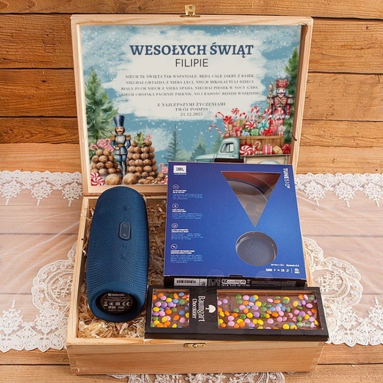 prezent-swiateczny-dla-chlopca-w-skrzyni-z-podpisem-sluchawki-jbl-i-glosnik-tuba-lux.jpg
