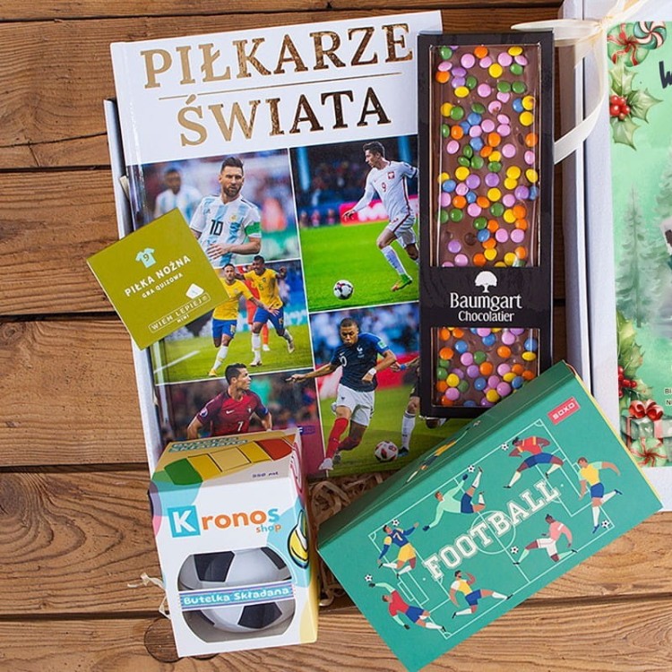 prezent-swiateczny-dla-chlopca-z-imieniem-zestaw-pilkarza-z-bidonem-ksiazka-i-gra (1).jpg