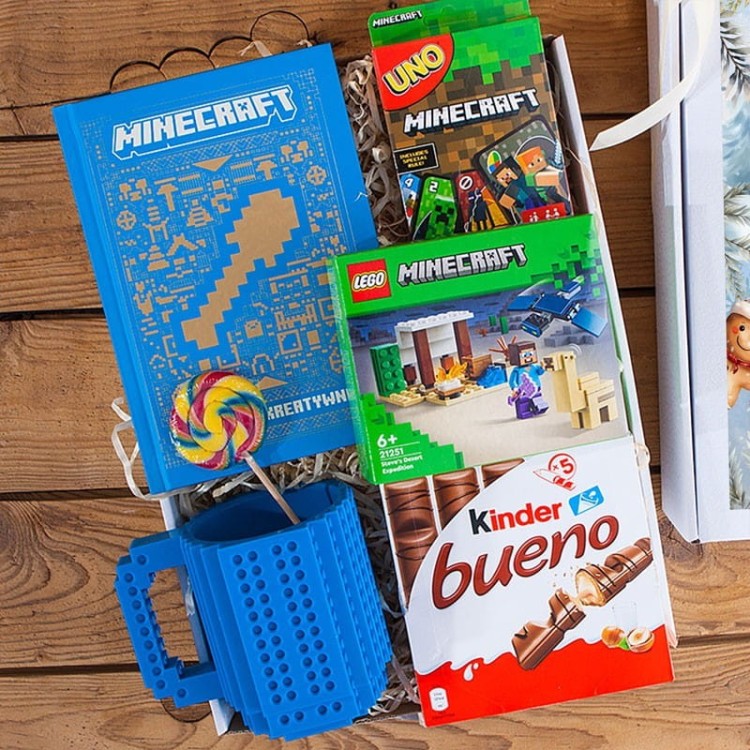prezent-na-swieta-dla-chlopca-z-imieniem-zestaw-minecraft-z-ksiazka-kubkiem-i-klockami-lego (1).jpg