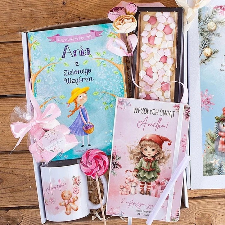 prezent-na-swieta-dla-dziewczynki-z-imieniem-kubek-personalizowany-notes-i-ksiazka (1).jpg