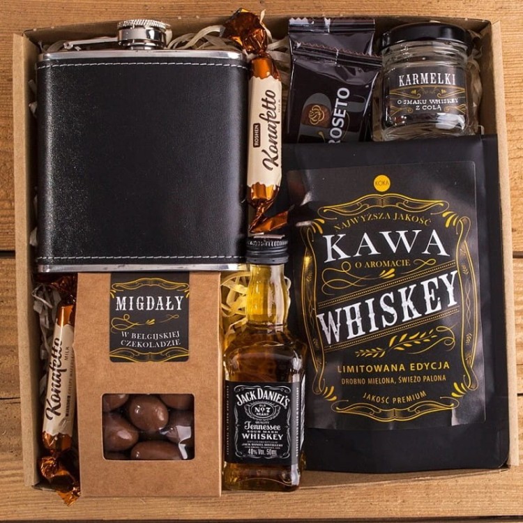 swiateczny-prezent-dla-mezczyzny-z-jack-daniels-piersiowka-kawa-i-slodyczami-dla-konesera-mn (3).jpg