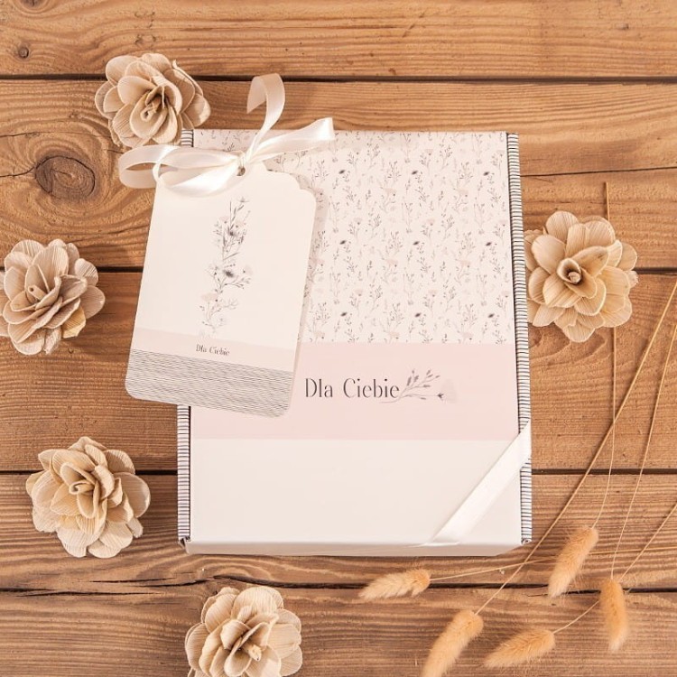 luksusowy-prezent-dla-kobiety-z-martini-i-zestawem-kosmetykow-douglas-bm34.jpg
