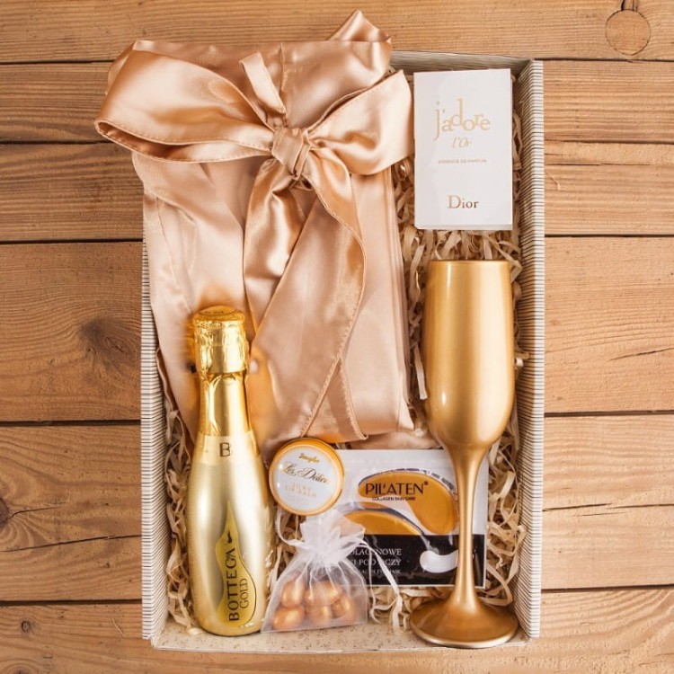premium-prezent-swiateczny-dla-kobiety-dotyk-luksusu-ze-szlafrokiem-bottega-gold-i-kieliszkiem-bd62 (2).jpg