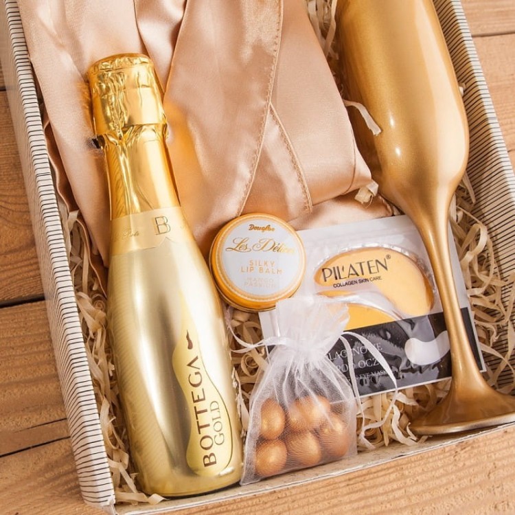 premium-prezent-swiateczny-dla-kobiety-dotyk-luksusu-ze-szlafrokiem-bottega-gold-i-kieliszkiem-bd62 (3).jpg
