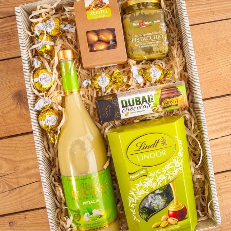 luksusowy-prezent-swiateczny-dla-kobiety-pistacjowy-dubaj-z-likierem-kremem-pistacjowym-oraz-slodkosciami-bd55 (2).jpg