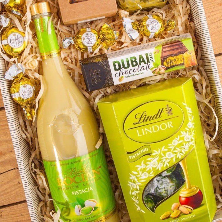 luksusowy-prezent-swiateczny-dla-kobiety-pistacjowy-dubaj-z-likierem-kremem-pistacjowym-oraz-slodkosciami-bd55 (5).jpg
