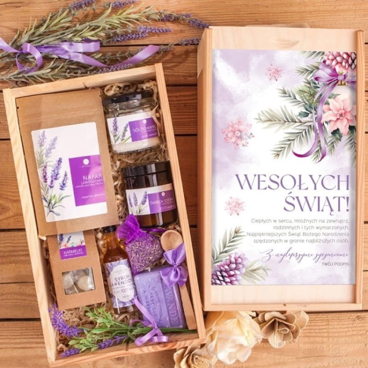pachnacy-prezent-swiateczny-w-skrzyni-z-dedykacja-lawendowa-aromaterapia-ze-swieca-sojowa.jpg