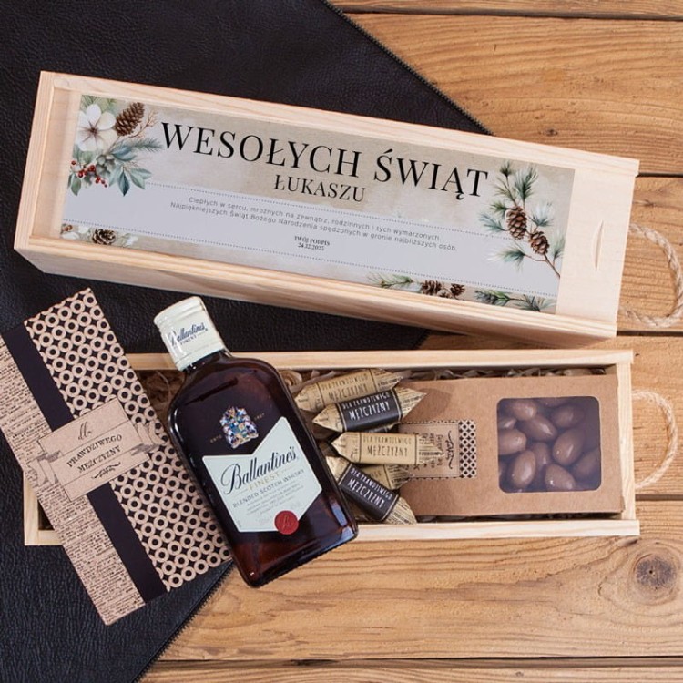 prezent-swiateczny-dla-mezczyzny-w-skrzyni-z-podpisem-slodki-zestaw-z-whisky-ballantines.jpg