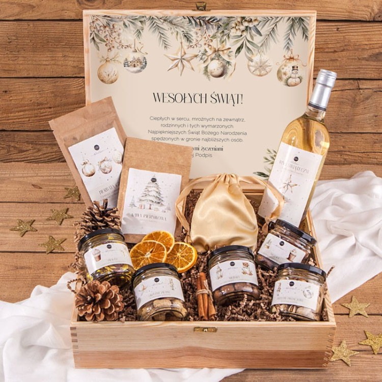kosz-prezentowy-swiateczny-w-skrzyni-z-podpisem-aromatyczne-swieta-giga.jpg