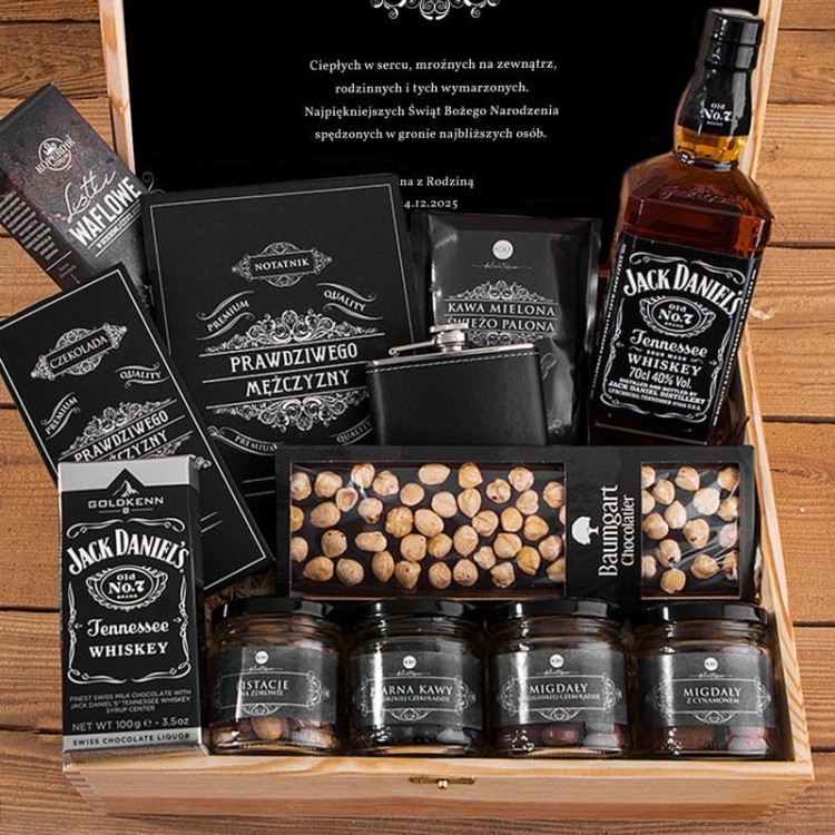 kosz-prezentowy-swiateczny-w-skrzyni-z-podpisem-z-jack-daniels-piersiowka-i-slodyczami (1).jpg