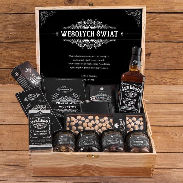 kosz-prezentowy-swiateczny-w-skrzyni-z-podpisem-z-jack-daniels-piersiowka-i-slodyczami.jpg