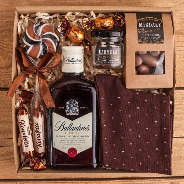 elegancki-zestaw-prezentowy-na-swieta-w-meskim-stylu-skarpetki-slodycze-ballantines-mn.jpg