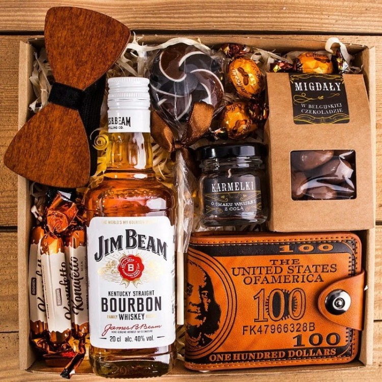 prezent-na-swieta-dla-mezczyzny-z-portfelem-mucha-slodyczami-jim-beam-dla-konesera-mn.jpg