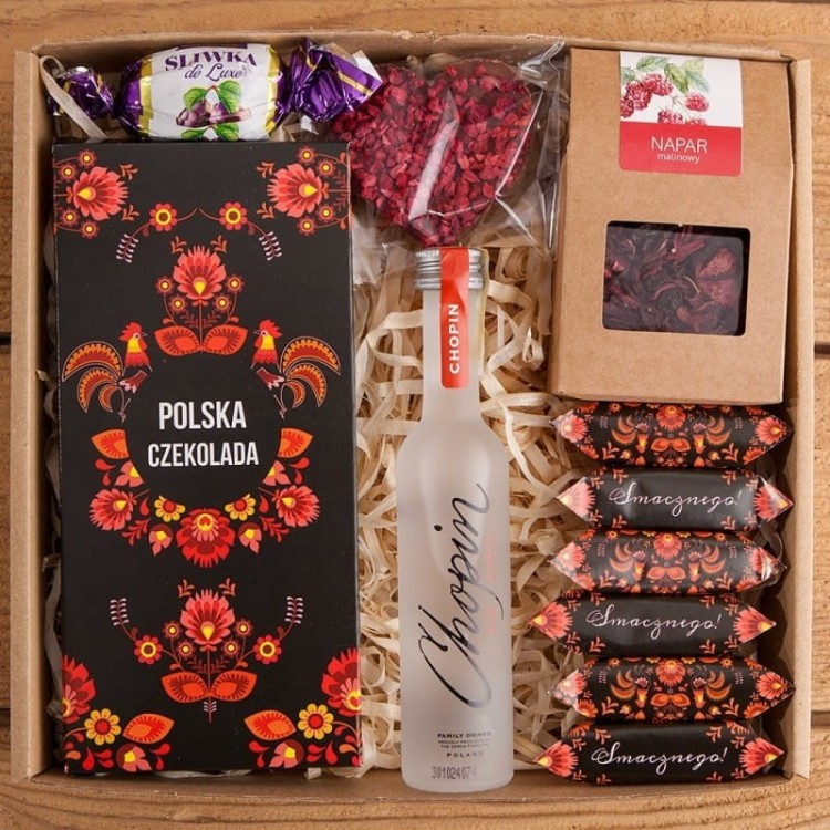 prezent-swiateczny-z-wodka-chopin-naparem-i-slodyczami-polski-zestaw-dla-mezczyzny-mn (3).jpg